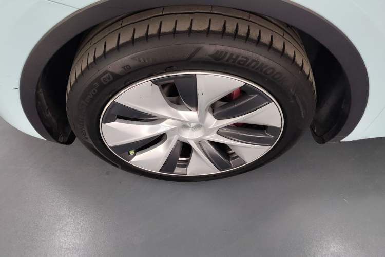Used Tesla Model Y 2022 Long-Range All-Wheel-Drive Version Left Front Wheel Hub