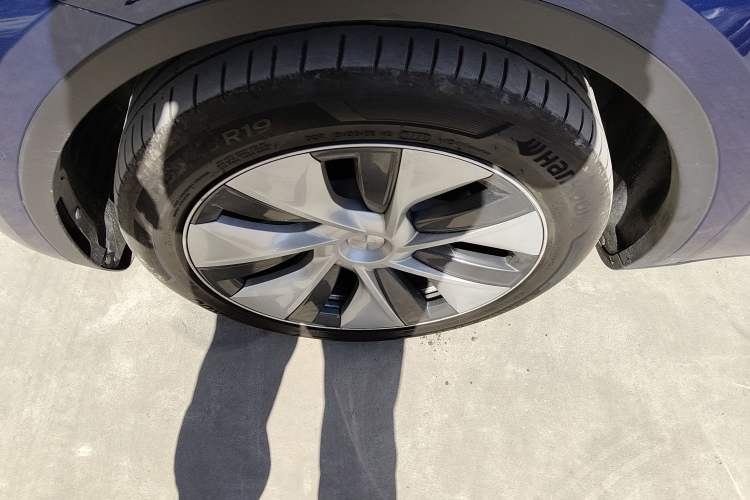 Used Tesla Model Y 2022 Long-Range All-Wheel-Drive Version Left Front Wheel Hub