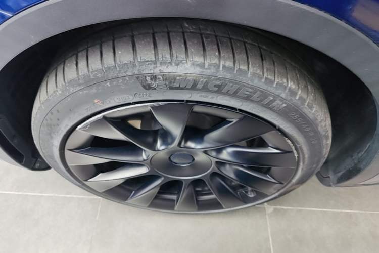 Used Tesla Model Y 2022 Rear-Wheel-Drive Version Left Front Wheel Hub