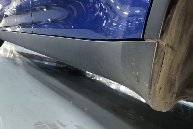 Used Tesla Model Y 2022 Long-Range All-Wheel-Drive Version Left Side Sill
