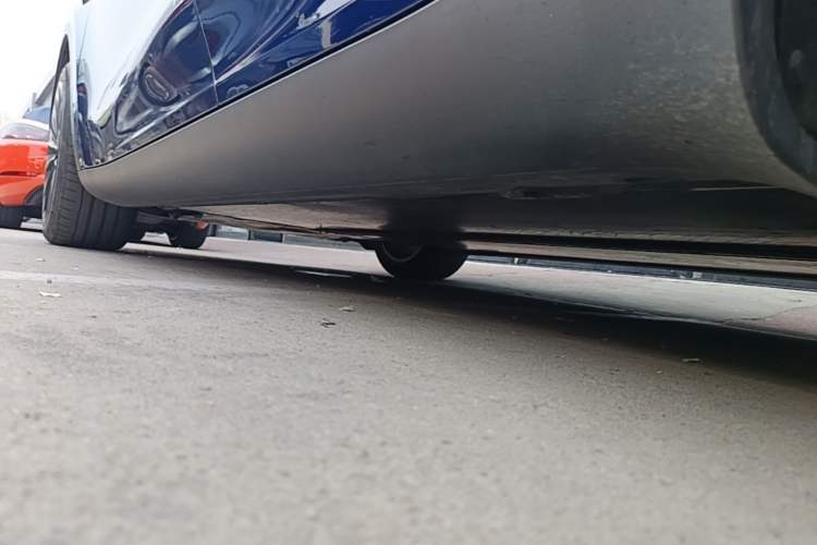 Used Tesla Model Y 2022 Long-Range All-Wheel-Drive Version Left Side Sill