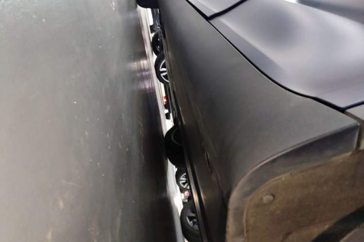 Used Tesla Model Y 2022 Long-Range All-Wheel-Drive Version Left Side Sill