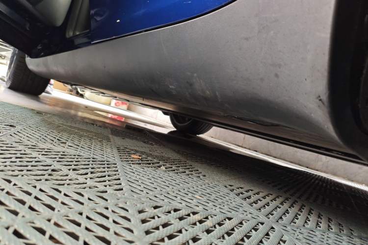 Used Tesla Model Y 2022 Performance High-Performance All-Wheel-Drive Version Left Side Sill