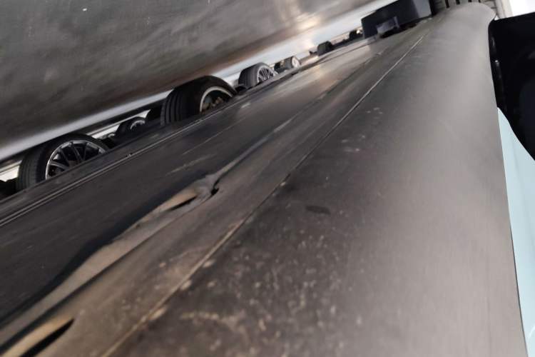 Used Tesla Model Y 2022 Long-Range All-Wheel-Drive Version Left Side Sill