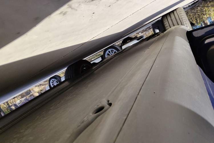 Used Tesla Model Y 2022 Long-Range All-Wheel-Drive Version Left Side Sill