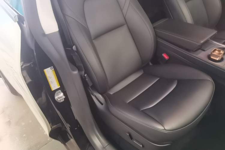 Used Tesla Model Y 2022 Rear-Wheel-Drive Version Right Front Seat