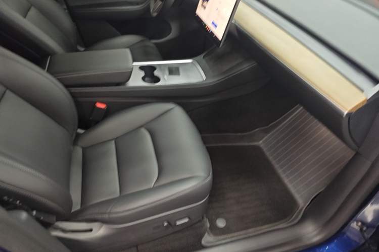 Used Tesla Model Y 2022 Long-Range All-Wheel-Drive Version Right Front Seat