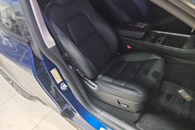 Used Tesla Model Y 2022 Rear-Wheel-Drive Version Right Front Seat