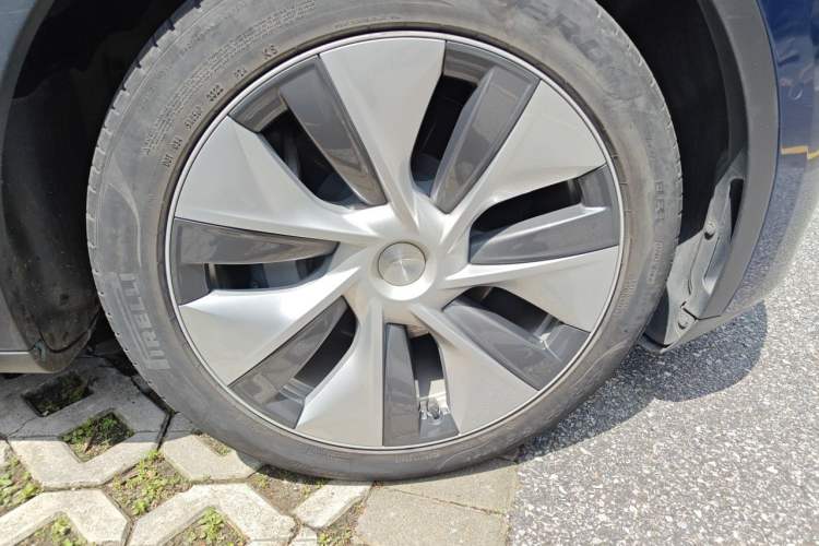 Used Tesla Model Y 2022 Rear-Wheel-Drive Version Right Front Wheel Hub