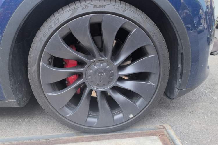 Used Tesla Model Y 2022 Performance High-Performance All-Wheel-Drive Version Right Front Wheel Hub