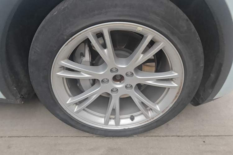 Used Tesla Model Y 2022 Long-Range All-Wheel-Drive Version Right Front Wheel Hub