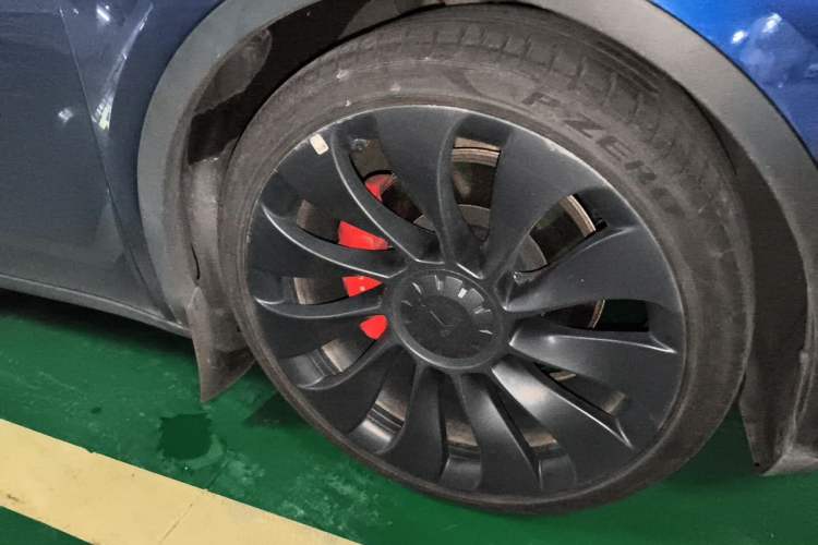 Used Tesla Model Y 2022 Performance High-Performance All-Wheel-Drive Version Right Front Wheel Hub