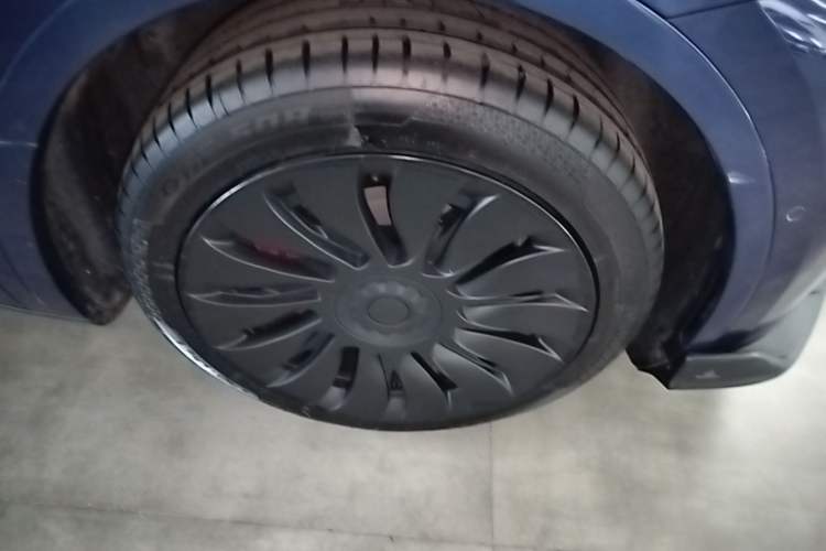 Used Tesla Model Y 2022 Rear-Wheel-Drive Version Right Front Wheel Hub