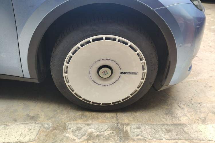 Used Tesla Model Y 2022 Rear-Wheel-Drive Version Right Front Wheel Hub