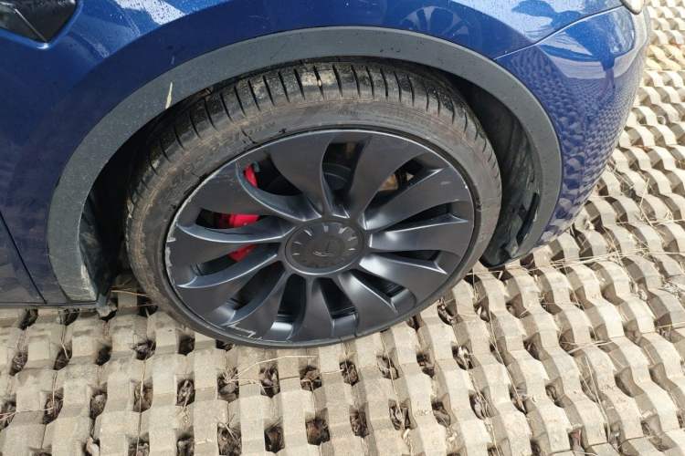 Used Tesla Model Y 2022 Performance High-Performance All-Wheel-Drive Version Right Front Wheel Hub