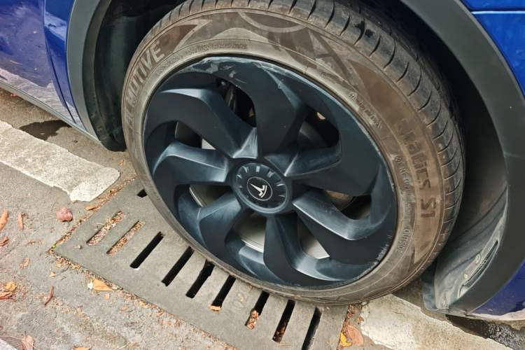 Used Tesla Model Y 2022 Rear-Wheel-Drive Version Right Front Wheel Hub