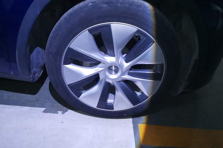 Used Tesla Model Y 2022 Revised Version Long-Range All-Wheel Drive Right Front Wheel Hub
