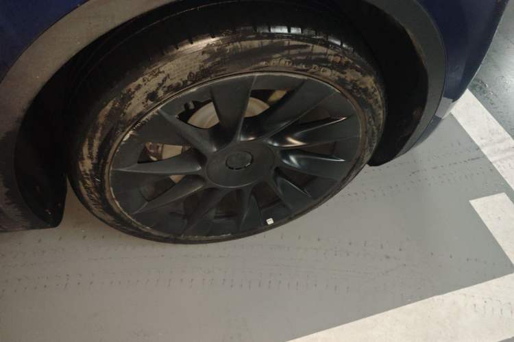 Used Tesla Model Y 2022 Long-Range All-Wheel-Drive Version Right Front Wheel Hub