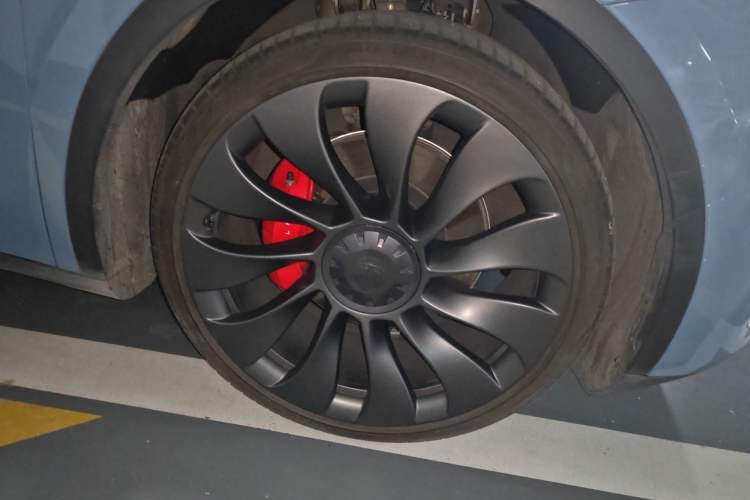 Used Tesla Model Y 2022 Performance High-Performance All-Wheel-Drive Version Right Front Wheel Hub