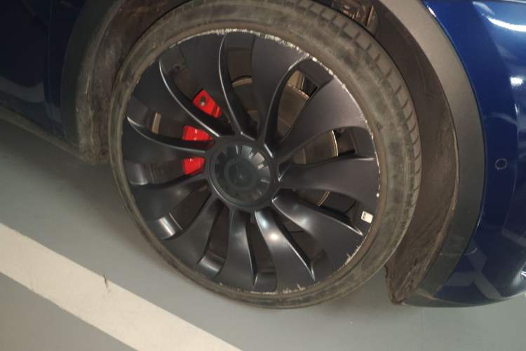 Used Tesla Model Y 2022 Performance High-Performance All-Wheel-Drive Version Right Front Wheel Hub