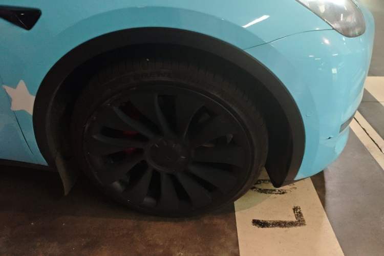 Used Tesla Model Y 2022 Performance High-Performance All-Wheel-Drive Version Right Front Wheel Hub