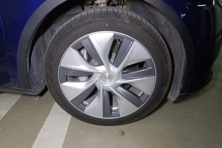 Used Tesla Model Y 2022 Rear-Wheel-Drive Version Right Front Wheel Hub