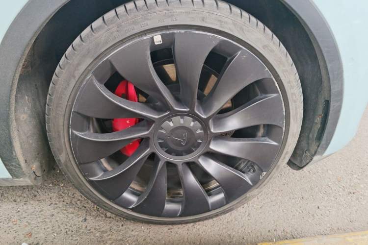 Used Tesla Model Y 2022 Performance High-Performance All-Wheel-Drive Version Right Front Wheel Hub