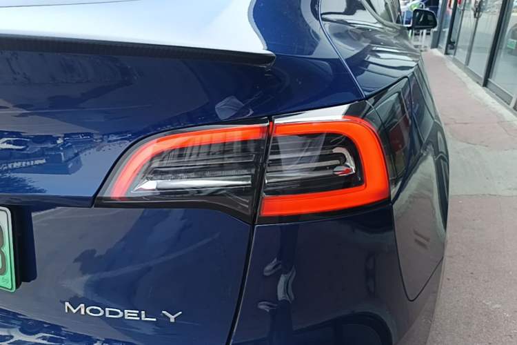Used Tesla Model Y 2022 Long-Range All-Wheel-Drive Version Right Rear Taillight