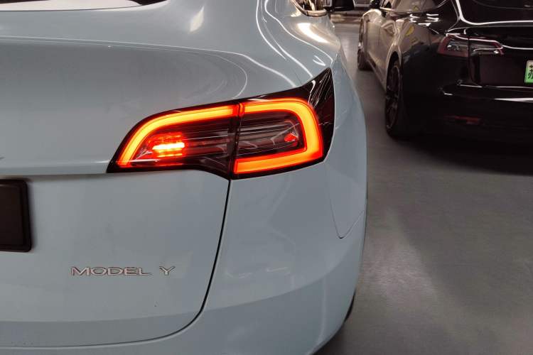 Used Tesla Model Y 2022 Long-Range All-Wheel-Drive Version Right Rear Taillight