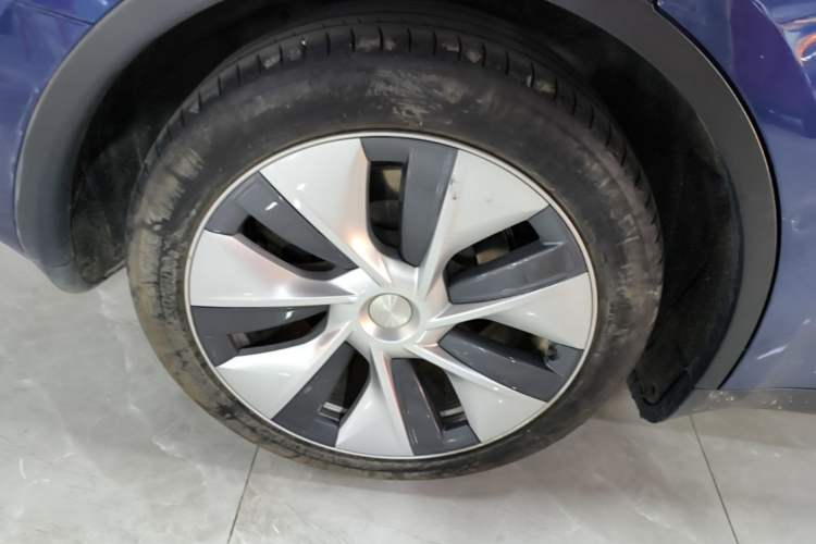 Used Tesla Model Y 2022 Rear-Wheel-Drive Version Right Rear Wheel Hub