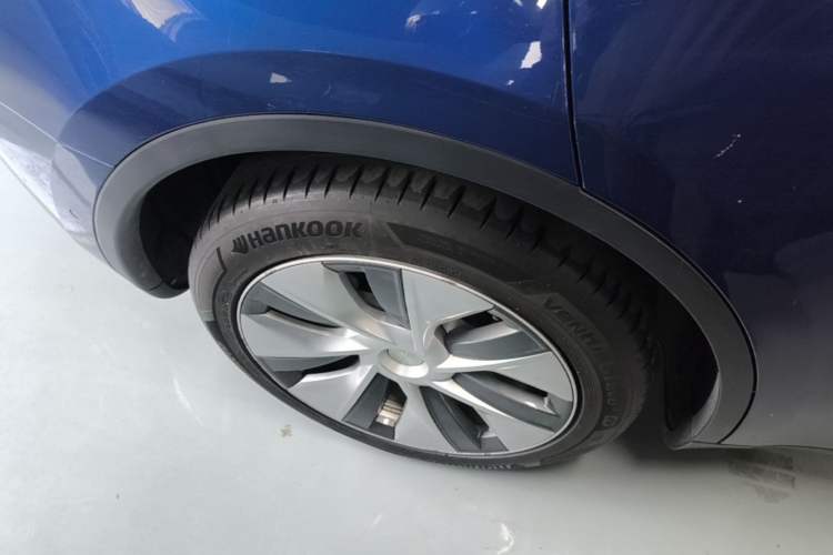 Used Tesla Model Y 2022 Long-Range All-Wheel-Drive Version Right Rear Wheel Hub