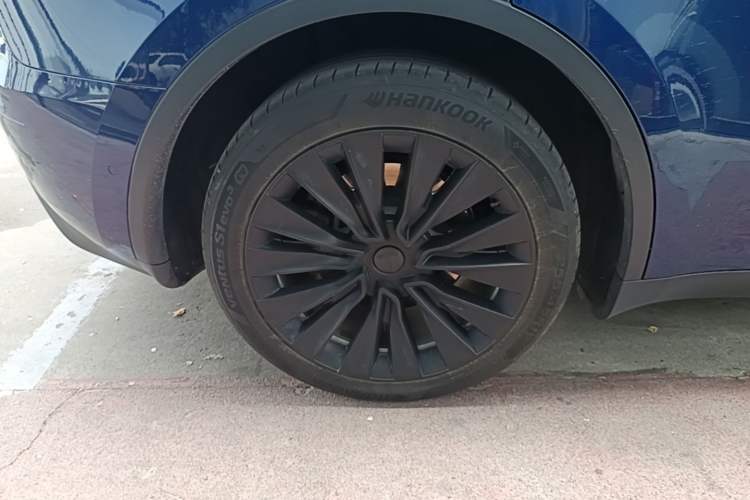 Used Tesla Model Y 2022 Long-Range All-Wheel-Drive Version Right Rear Wheel Hub