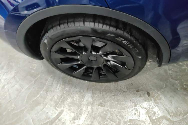 Used Tesla Model Y 2022 Long-Range All-Wheel-Drive Version Right Rear Wheel Hub