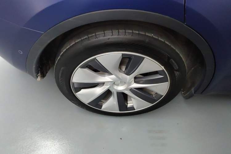 Used Tesla Model Y 2022 Long-Range All-Wheel-Drive Version Right Rear Wheel Hub