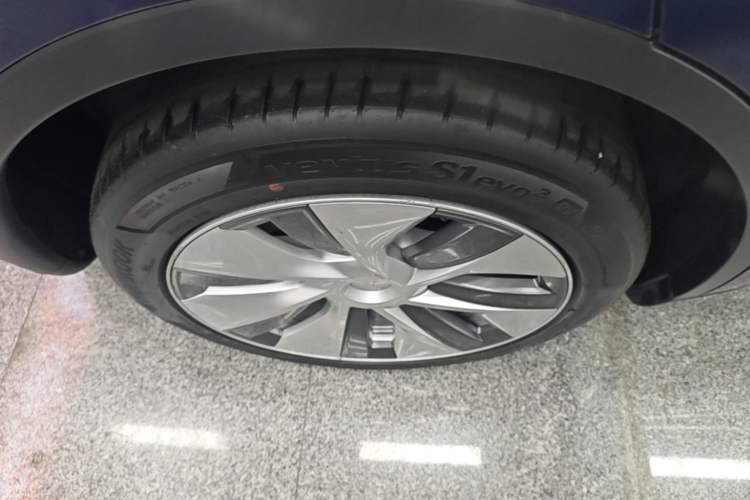Used Tesla Model Y 2022 Long-Range All-Wheel-Drive Version Right Rear Wheel Hub