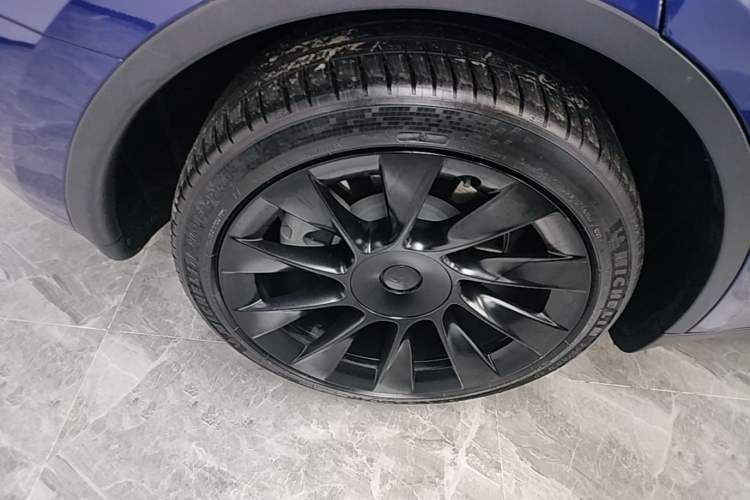 Used Tesla Model Y 2022 Long-Range All-Wheel-Drive Version Right Rear Wheel Hub