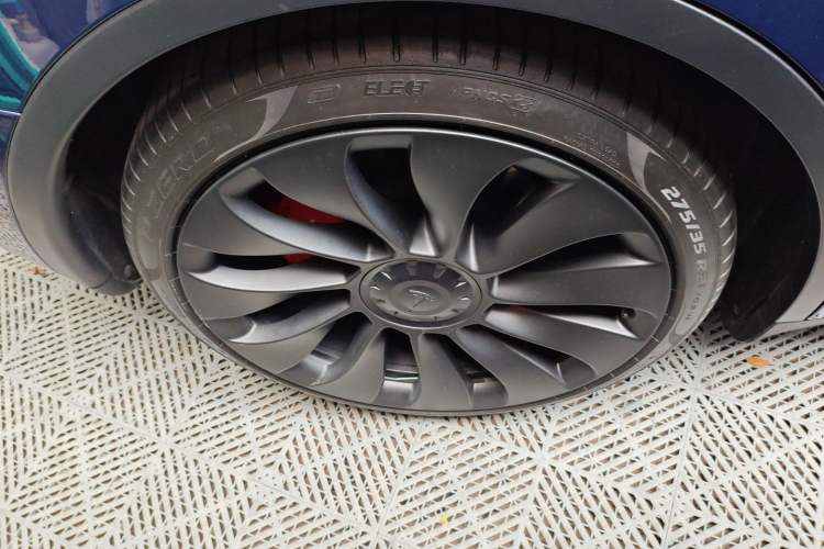 Used Tesla Model Y 2022 Performance High-Performance All-Wheel-Drive Version Right Rear Wheel Hub