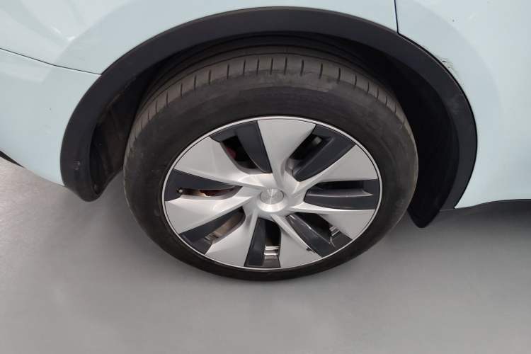 Used Tesla Model Y 2022 Long-Range All-Wheel-Drive Version Right Rear Wheel Hub