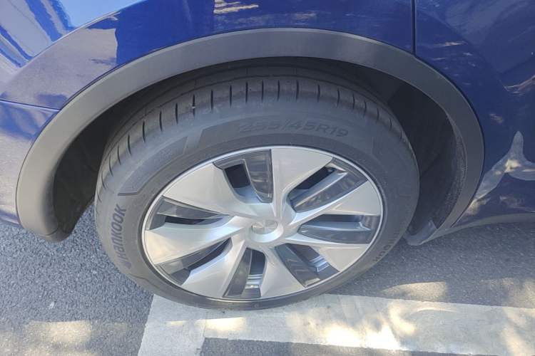Used Tesla Model Y 2022 Revised Version Long-Range All-Wheel Drive Right Rear Wheel Hub