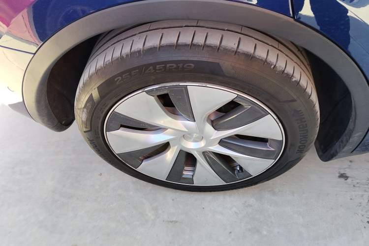 Used Tesla Model Y 2022 Long-Range All-Wheel-Drive Version Right Rear Wheel Hub