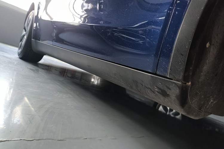 Used Tesla Model Y 2022 Long-Range All-Wheel-Drive Version Right Side Sill