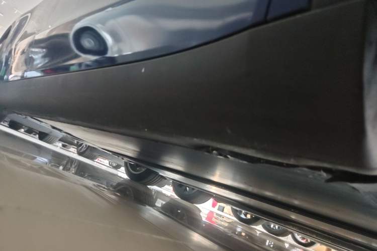 Used Tesla Model Y 2022 Rear-Wheel-Drive Version Right Side Sill