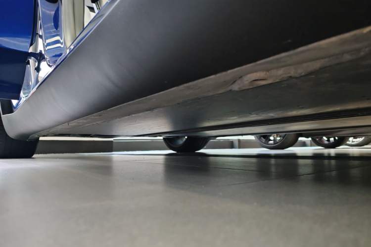 Used Tesla Model Y 2022 Performance High-Performance All-Wheel-Drive Version Right Side Sill