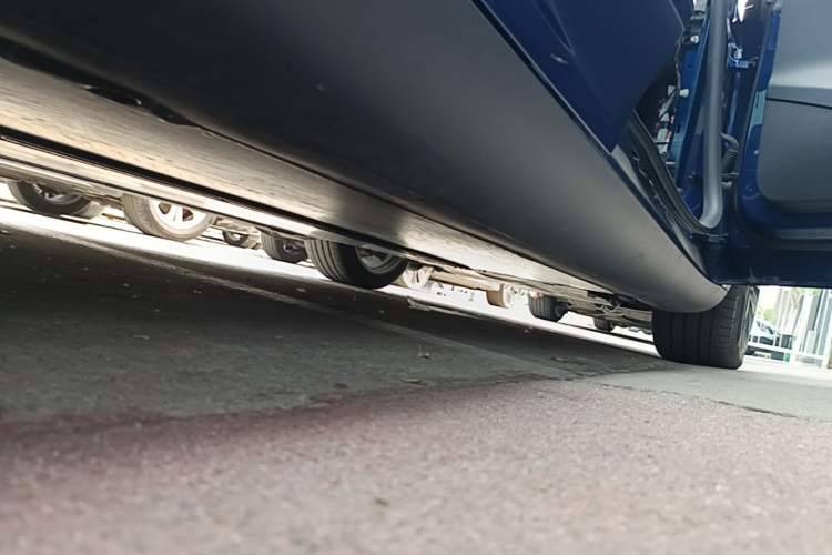 Used Tesla Model Y 2022 Long-Range All-Wheel-Drive Version Right Side Sill