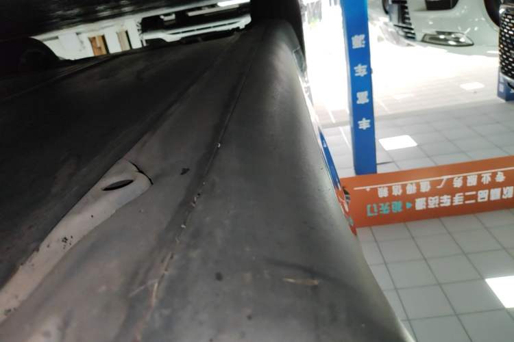 Used Tesla Model Y 2022 Long-Range All-Wheel-Drive Version Right Side Sill