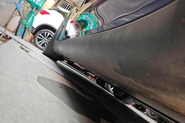 Used Tesla Model Y 2022 Performance High-Performance All-Wheel-Drive Version Right Side Sill