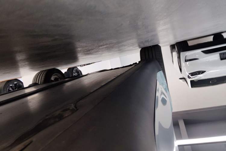 Used Tesla Model Y 2022 Long-Range All-Wheel-Drive Version Right Side Sill