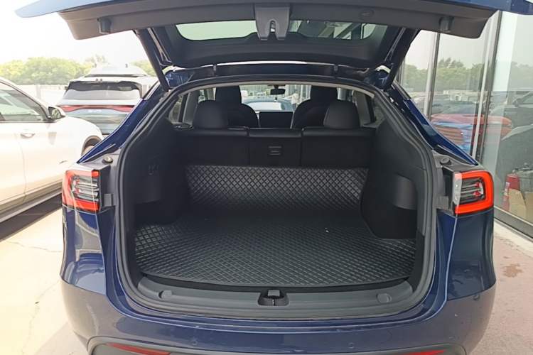 Used Tesla Model Y 2022 Long-Range All-Wheel-Drive Version Trunk