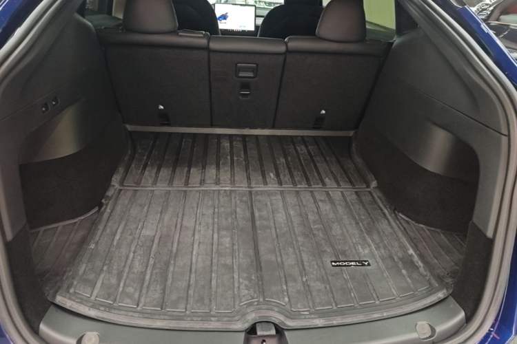 Used Tesla Model Y 2022 Long-Range All-Wheel-Drive Version Trunk