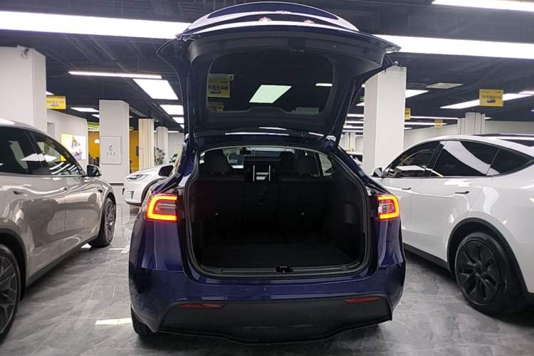 Used Tesla Model Y 2022 Long-Range All-Wheel-Drive Version Trunk